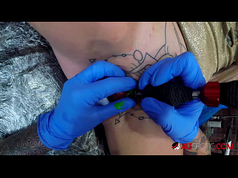 ❤️ Extrem tattooed Hottie Sully Savage krut en Tattoo op hirem Klitoris ☑ Just Porno bei eis ❌❤