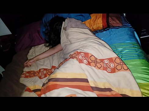 ❤️ Stiefson beréiert seng jonk Stéifmamm wärend hatt schléift. ☑ Just Porno bei eis ❌❤