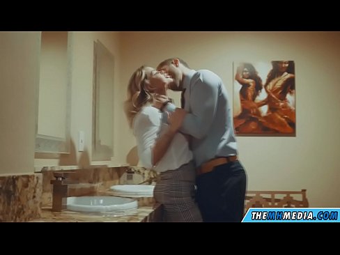 ❤️ Wann eng Busty Blond Iech an engem ëffentlechen Toilette verféiert ☑ Just Porno bei eis ❌❤